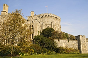 Blick auf mittelalterliche Burg auf Motte mit Rundturm über Windsor-Kastell in der Nähe von Windsor im englischen Landkreis Berkshire im Oktober