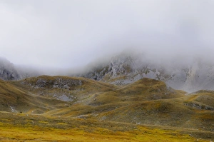 Italian National Park Scenery Drucke: View of mountain plateau in low cloud