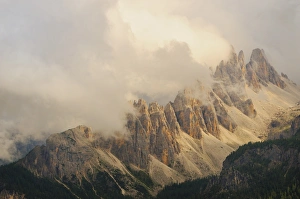 Cloudy Mountain Peaks Europe Drucke: View of mountain range in low cloud