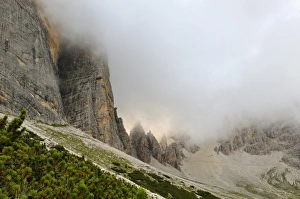 European Nature Views Drucke: View of mountain range in low cloud