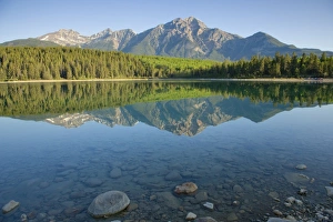 Jasper National Park Scenic Views Drucke: View of mountain reflected in lake