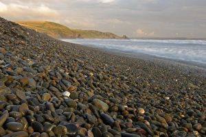 British Seaside Views Drucke: View of pebble beach, Broad Haven, St. Brides Bay, Pembrokeshire, Wales