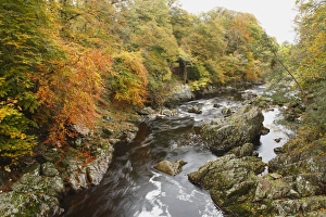 Blick über Räder im Fluss unter Felsen am Fall des Feuchtschotts in der River Feucht bei Banffordd an der Schottlandhochlandschaft Oktober