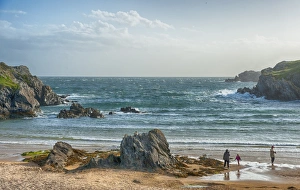 Blick auf eine felsige Küstenlinie und welliges Meer zu Porth Dafarch in der Nähe von Heiligen-Heid (Holy Head), Heiliger Insel (Holy Island) im County of Anglesey im Vereinigten Königreich Großbritannien, Wales