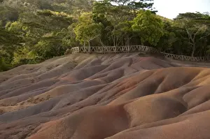 Seven Coloured Earths Drucke: View of sand dunes comprising of different coloured sands