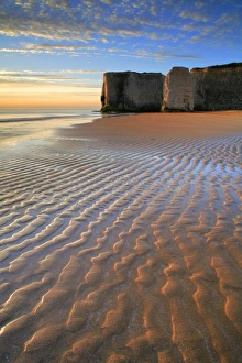 Blick auf sandige Strand und Kalkklippen zum Sonnenaufgang in der Botanischen Bucht von Kent im Vereinigten Königreich