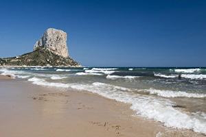 Costa Blanca Coastline Drucke: View of sandy beach and massive limestone outcrop