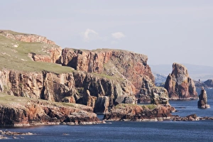 Scottish Coast Drucke: View of sea stacks and cliffs, Braewick, Mainland, Shetland Islands, Scotland, May
