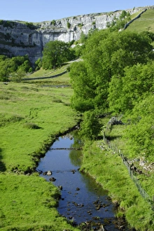 Malham Cove Drucke: View of stream and limestone cliff