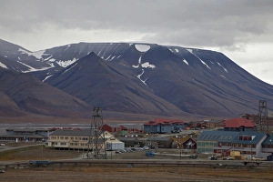 Spitsbergen Scenery Drucke: View of town with mountains in background