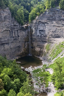 Waterfall Scenery Drucke: View of waterfall flowing over gorge cliff