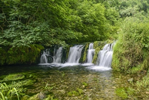 Derbyshire Countryside Views Drucke: View of waterfall over limestone rocks