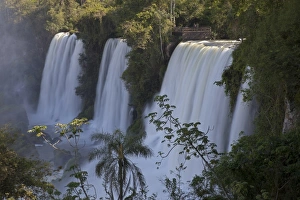 Iguazu National Park Scenery Drucke: View of waterfall with viewing platform, Iguazu Falls, Iguazu N. P. Argentina