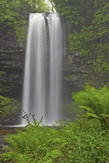 Brecon Beacons Scenery Drucke: Waterfall flowing over faulted edge of sandstone