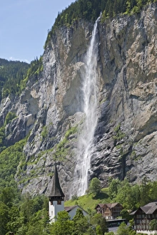 Staubbach Falls Switzerland Drucke: Waterfall flowing over mountain cliff