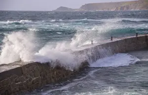 Cape Cornwall Drucke: Waves breaking over harbour wall