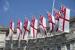 Admiralty Arch London Drucke: White Ensign flags on office building