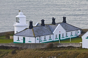 Dorset England Landmarks Drucke: White painted lighthouse on coast