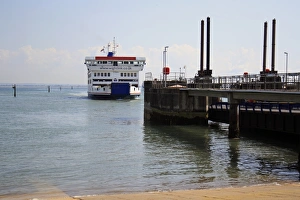 Fähre von Wightlink arriveert im Hafen zu Fischbourn an der Küste des Isle of Wight