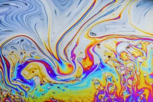 Bilder Datiert 2021: Vergleichendes Muster der reflektierten Lichter im Seifenblasen