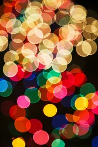 Aus dem Hintergrundmuster der Weihnachtslichter