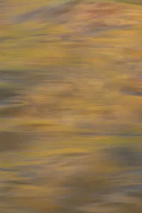 Graphische Reflexionen auf der Flussoberfläche des Unterlaufes des Deschutes - Rivers in Zentral-Oregon (USA)