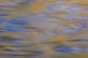 Wasser Drucke: Graphische Reflexionen auf der Fläche des Flusses Oberflächliche Spiegelung am Unterlauf des Deschutes-Flusses