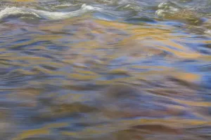 Graphische Reflexionen auf der Flussoberfläche des Unterlaufes des Deschutes Rivers in Zentral-Oregon, USA