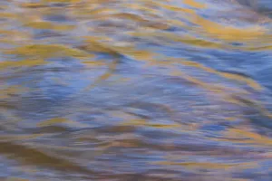Graphische Reflexionen auf der Flussoberfläche des Unterflußes des Deschutes Rivers im zentralen Oregon (USA)