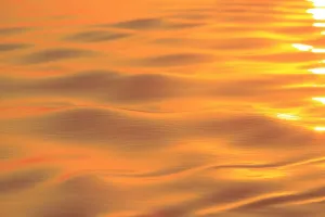 Drucke von Sonnenuntergangsfarben und Muster auf kleinen Wellen im Wasser Bilder Datiert 2013 September: Sonnenuntergangsfarben und -muster auf kleinen Wellen im Wasser