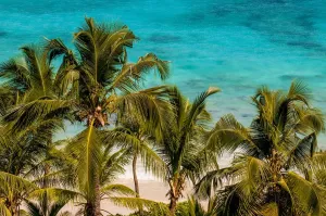 Kleiner Strand am Four Seasons Resort auf der Insel Mahé in der Republik Seychellen im Indischen Ozean