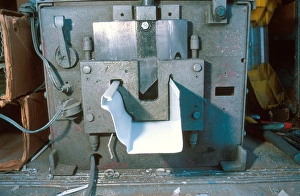Drucke von Maschine für kontinuierlichen Regenabfluss aus Aluminium Bilder Datiert 2005 Dezember: Maschine für kontinuierliches Aluminium Regenabfluss system mit Extrusionsverarbeitung von Aluminium
