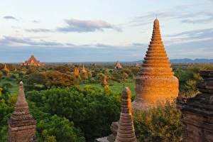Bagan Myanmar Temples Drucke: Ancient temples and pagodas at sunset, Bagan, Mandalay Region, Myanmar