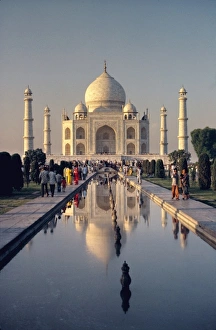 Asien, Indien, Agra. Am Abend spiegelt das Reflektionsbecken vor dem Taj-Mahal ein Weltkulturerbesstätte