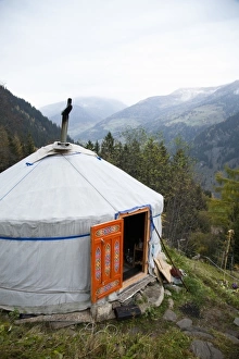 Mountain Valley Landscape Photography Drucke: Austria - A small, rustic home in the mountains
