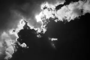 Schwarz Und Weiß Drucke: Hoffnung im Silber der Wolkenlinie