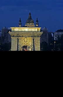 Danube River Suspension Bridge Drucke: Budapest, Hungery Chain Bridge across Danube River