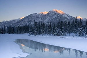 Banff National Park Landscapes Drucke: Canada, Banff, View of Mt. Edith and Sawback Range, reflection in Spray River