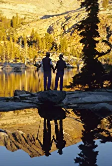 Yosemite Landscape Photography Drucke: Couple hiking Ottoway