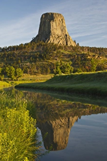 Devils Tower National Monument Drucke: Devils Tower National Monument, Wyoming, reflected in Belle Fourche River at sunrise