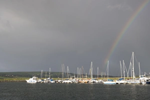 Dingle Hafen am Dingle Halbinsel in Irland mit Booten und Regenbogen
