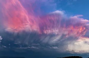 Drastische Stürme wachsen vor Sonnenuntergang im weißen Fisch, Montana, USA