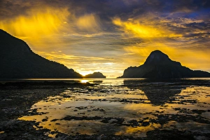Tranquil Evening Sky Drucke: Dramatic sunset light over the bay of El Nido, Bacuit Archipelago, Palawan, Philippines