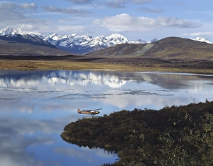Cloudy Mountain Range Scenery Drucke: Float Plane on Lake, Denali Highway, Alaska Mountain range in background, Alaska