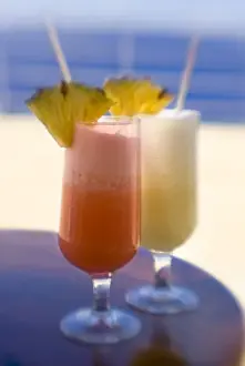 Französisch-Polynesien, exotische Getränke mit Ananas als Garnitur