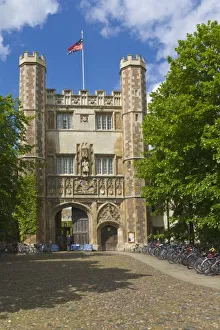 Cycling In The UK Drucke: Gate to Trinity College and rows of bicycles, Cambridge, England