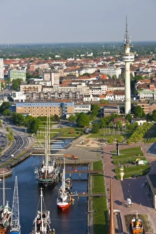 Deutschland, Bundesstaat Bremen, Bremerhaven.Hafenblick aus der Atlantik-Sail-City-Bibliothek