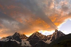 Drucke von Götterstrahlen bei Sonnenuntergang mit Crepuskularlichtern über Wolken und Bergen Bilder Datiert 2009 Juli: Gottstrahlen, Kreuzstrahlenröhren Wolken und Berge bei Sonnenuntergang
