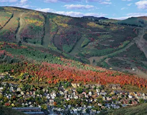 Häuser im älteren Teil von Park City und Skiresort bedeckt mit Herbstfarben, Utah