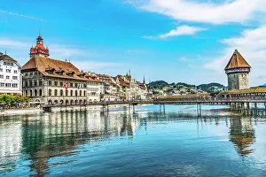 Innere Hafengastronomie und Geschäfte Luzern Schweiz Gebaut im Jahr 1365 kam fast bei einem Brand im Jahr 1993 zu Schaden